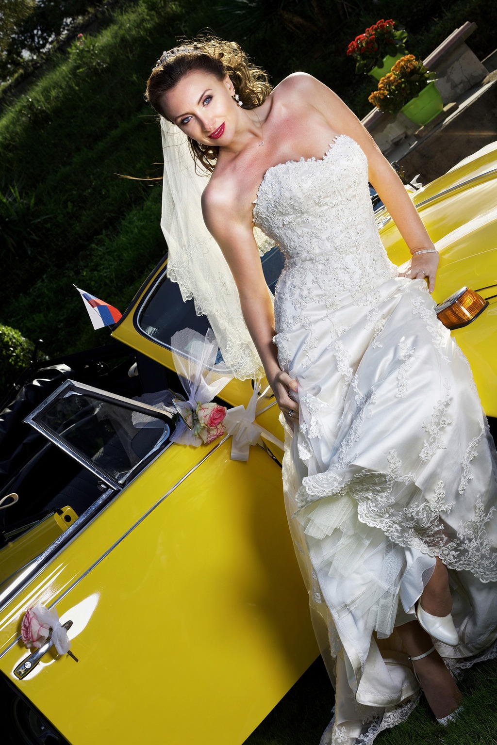 Portrait de mariée avec voiture de collection réalisé dans les Alpes-Maritimes