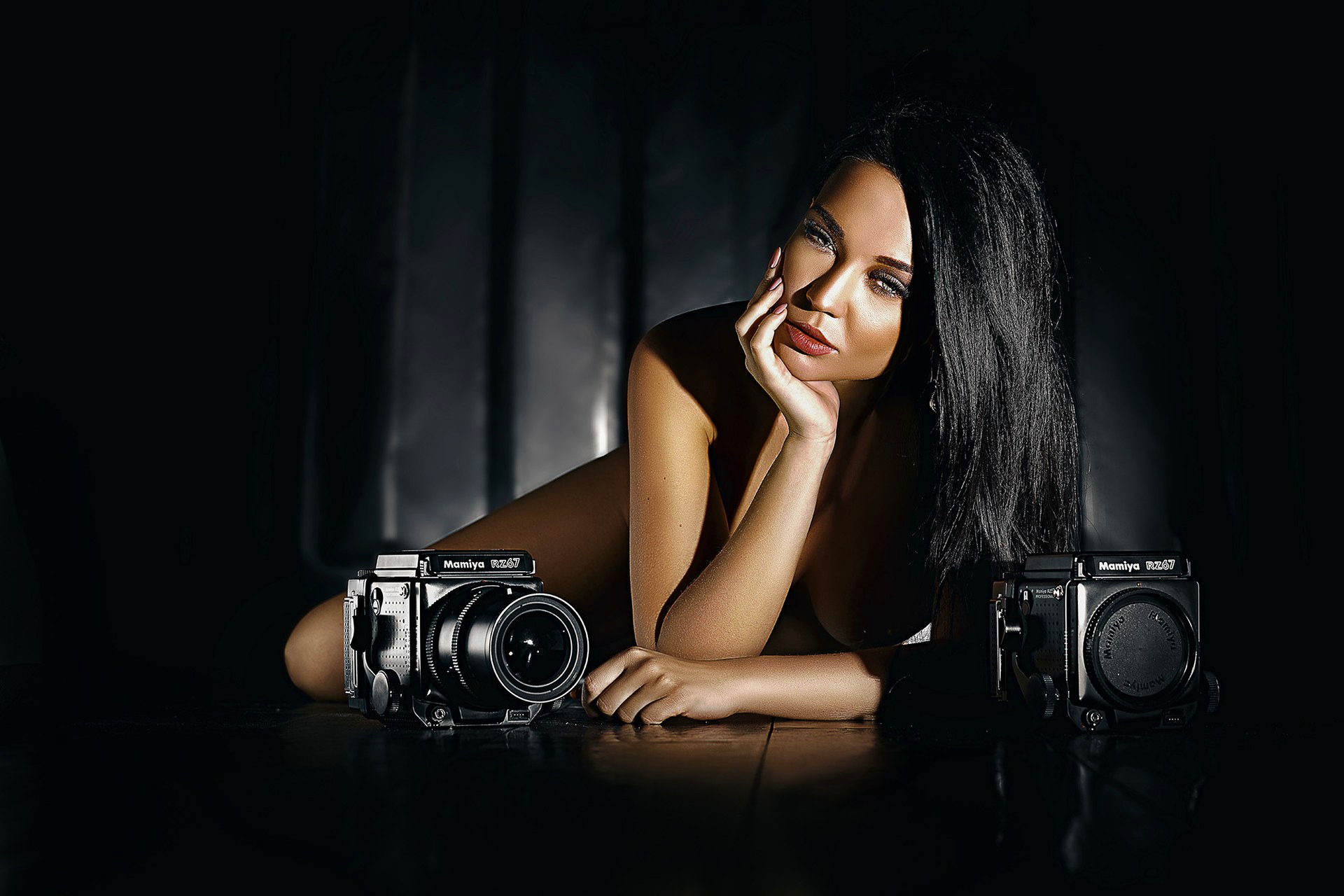 Portrait éditorial en clair-obscur avec deux Mamiya RZ67 pour un client de Nice