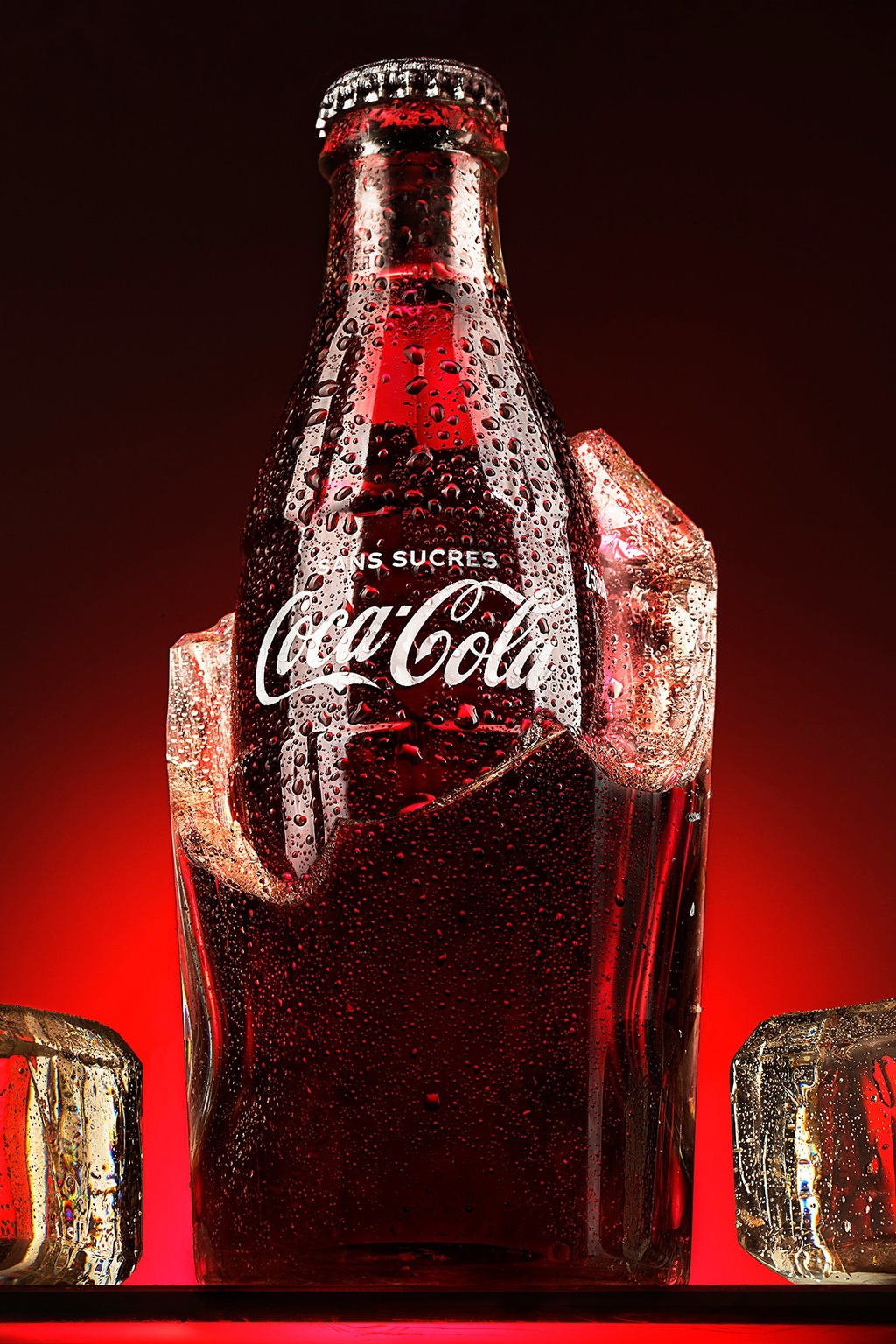 Packshot publicitaire de bouteille de soda sur glace, photographie produit en studio mobile à Nice